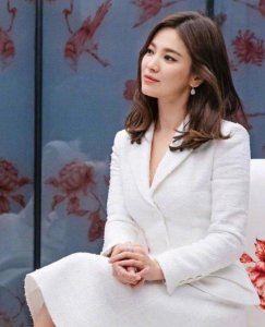 ​宋仲基离婚后近照曝光，容光焕发精神状态好，开心与粉丝拍照