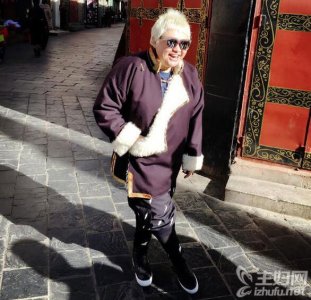 ​韩红豪宅曝光 韩红近照返乡穿藏服酷帅十足