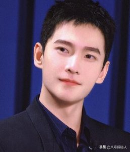 ​被央媒怒批，目不识丁，丢人现眼，这几位“文盲”明星凭什么走红