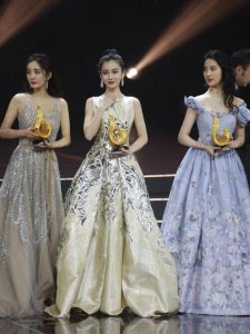 ​杨幂身高166，杨颖168，热巴168，谁谎报身高一目了然！