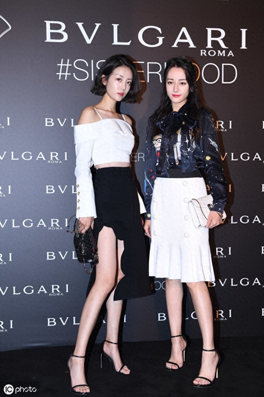 李溪芮她有一双很修长的腿，是娱乐圈里名副其实的“腿精”