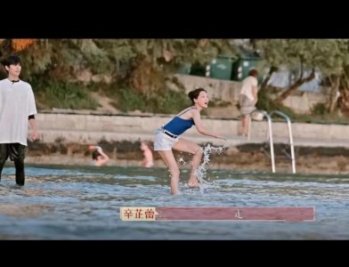 ​女明星晒出黝黑的脚，网友:和我的脚一个色！看下和你的一样吗？