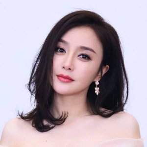 秦岚出入美容诊所再惹“整容”话题 那些被传整容明星前后对比照