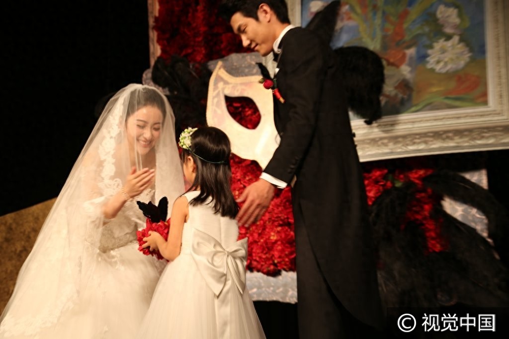 《我是歌手》王晰大婚与爱妻金宴竹热吻 金志文、吕薇、刘雨欣到场送祝福