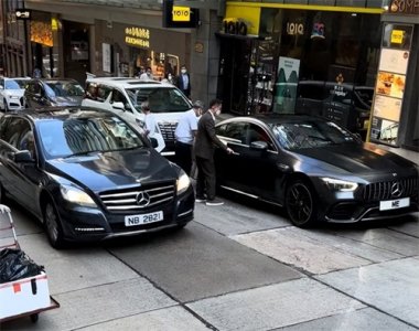 许晋亨出现在香港街头,走路不方便需要搀扶,60岁的他已失去动力