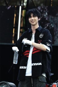 ​歌手孟子坤被前女友李晶指控家暴出轨，双方各执一词