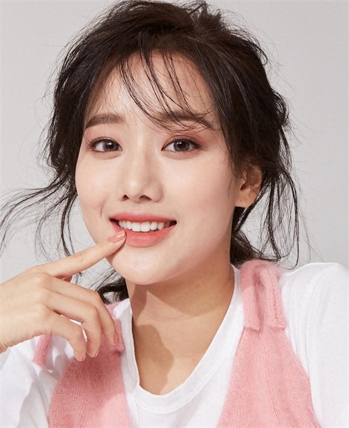 韩国偶像歌手李娜恩