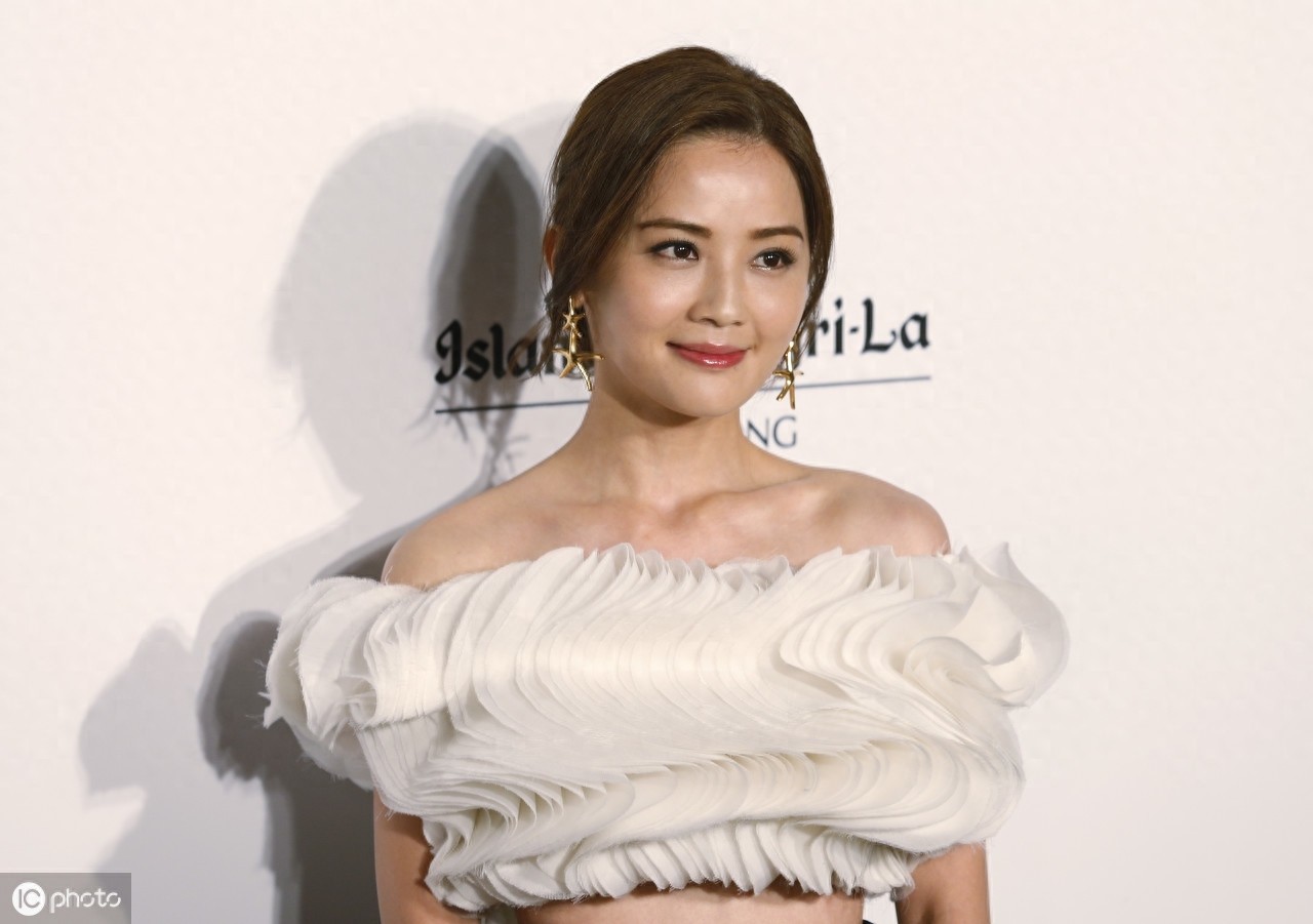 一首《莫斯科的眼泪》火遍大江南北，长相甜美，很有气质的女歌手