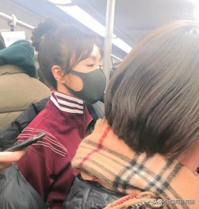 ​秦岚坐地铁赶春晚彩排 喘气声很撩人