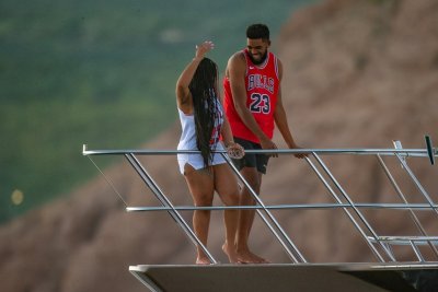 享受生活!唐斯与女友海边度假,亲密搂腰秀恩爱,球迷:乔丹球衣