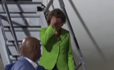 ​美商务部长深夜抵京，刚出机舱就被吹乱发型，中方接待略显神秘