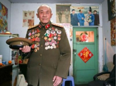 ​他在战场上立了10次一等功，二等功12次，身上挂满56枚勋章