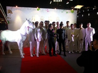 ​“白马会所”覆灭记：无数富婆疯狂砸钱，因“头牌鸭王”一夜倒闭