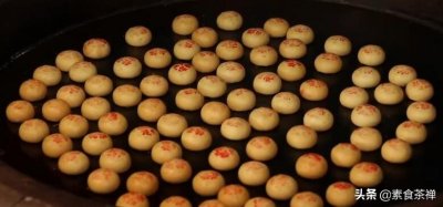 ​江西唐代茶点“九江茶饼”，口感酥脆，还带有桂花香