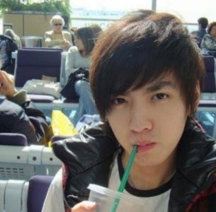 明星学生时代照片:吴尊是校草级别,周杰伦气质高冷