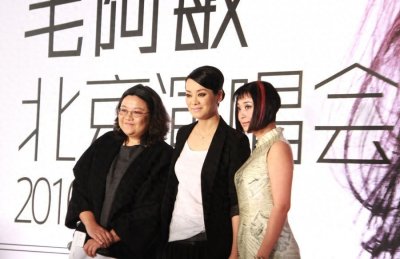 毛阿敏同框洪晃,身高高10cm却输得彻底,果然才女气场明星比不了