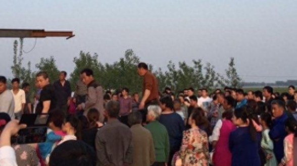 春晚福娃邓鸣贺墓地现状，墓前摆满零食令人痛心，有人说是童子命