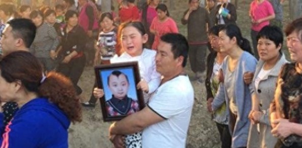 春晚福娃邓鸣贺墓地现状，墓前摆满零食令人痛心，有人说是童子命