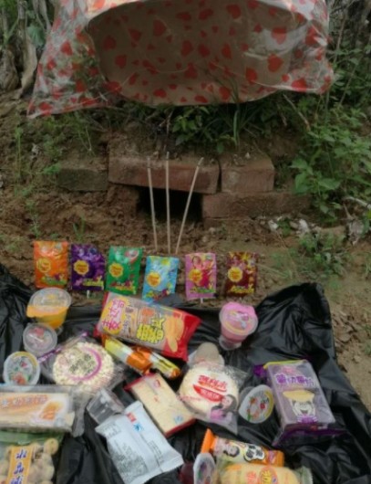春晚福娃邓鸣贺墓地现状，墓前摆满零食令人痛心，有人说是童子命