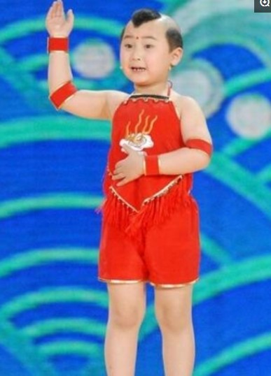 春晚福娃邓鸣贺墓地现状，墓前摆满零食令人痛心，有人说是童子命