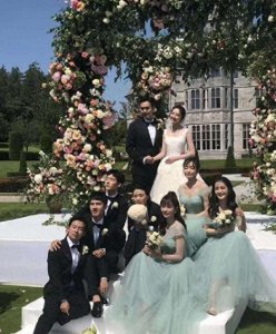 ​唐艺昕张若昀婚礼现场男帅女美，夫妻恩爱，马思纯抢到捧花