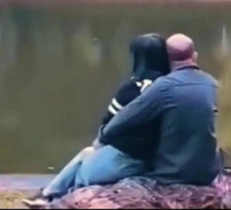 ​公园里“老头乐”不堪入目,年轻女子对老头进行不雅服务让人反感