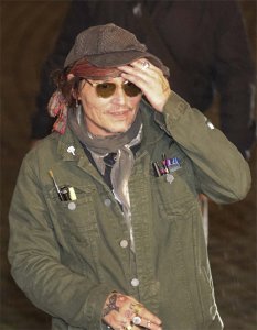 ​58岁约翰尼德普新照流出，面容憔悴气势不再，网友：想念杰克船长