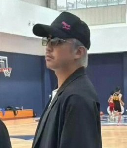 ​45岁邓超头发胡子全白，像60岁，断崖式衰老网友疑惑为什么。