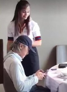 ​网友餐厅偶遇57岁周星驰，只顾低头玩手机