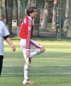 ​37岁李易峰踢球被偶遇，戴发带留中分，复出之路遥遥无期