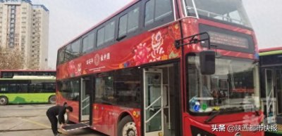 ​西安609路公交车换“新衣” 设置有一键破窗和一键灭火功能