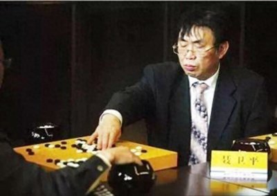 ​棋圣聂卫平：三婚娶了小23岁妻子，他看起来可不简单