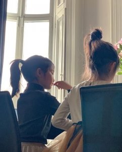 ​44岁赵子琪罕晒俩女儿，绝美童颜长腿吸睛，豪宅面积大到能骑车