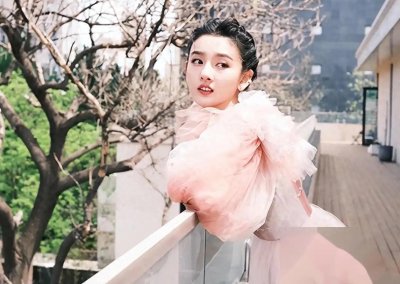 惊爆!白人男生公开寻宋祖儿还晒亲密照,他俩到底啥关系?