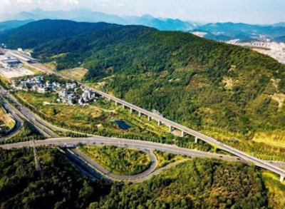 ​中国第一条高铁，穿山越岭连接这两大城市，你坐过这趟高铁没有