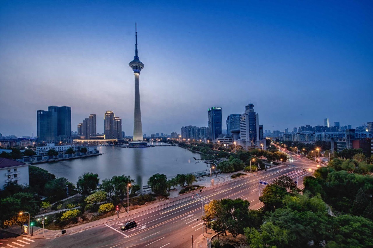 天塔于1991年建成，耸立于碧波与云霄之间