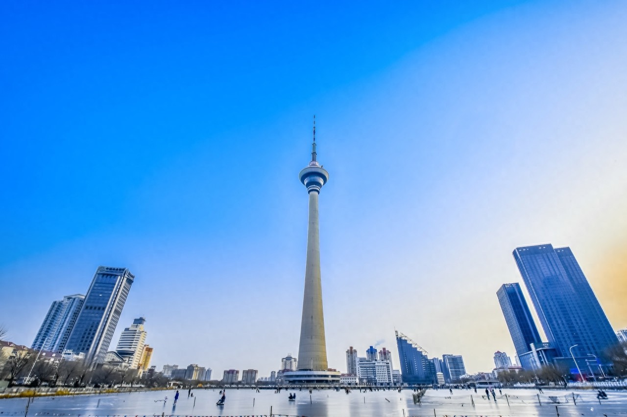 天塔于1991年建成，耸立于碧波与云霄之间