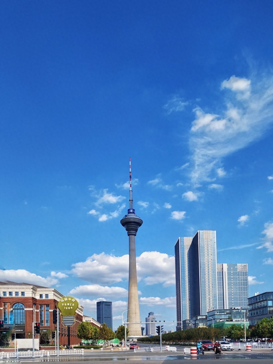 天塔于1991年建成，耸立于碧波与云霄之间