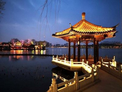 ​夜色斑斓的大明湖如同一颗明珠，闪闪发光