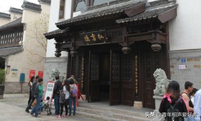 ​德云社张云雷爸爸办公室曝光，满墙都是儿子照片，挂的锦旗成亮点