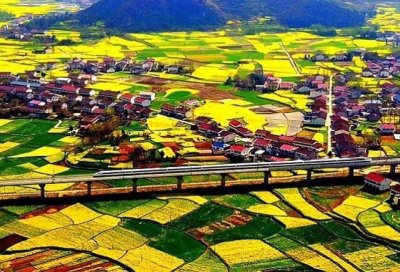 ​西成高铁，全线长658公里，是穿越秦岭的第一条高速铁路