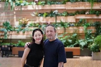 ​演员万千惠与大25岁著名音乐人结婚，晒出全家福，网友评论分不清