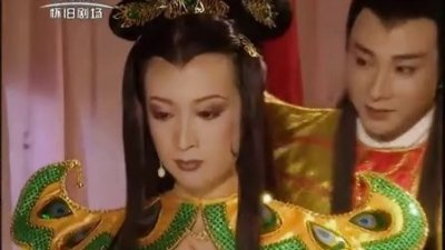 ​《西游记》中最美的孔雀公主金巧巧近照，深V露背都难掩老态