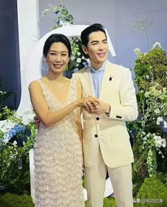 ​47岁范晓萱一头绿发参加萧敬腾婚礼，近照大变样，胖到认不出