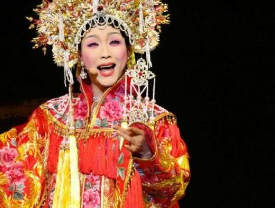 ​李玉刚素颜近照曝光！被美女喂食氛围甜蜜，女方真实身份疑露出