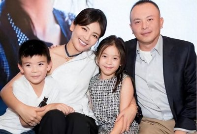 ​刘涛罕见晒全家照！女儿貌美如花像妈妈，儿子儒雅帅气像爸爸