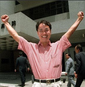 ​“贼王”张子强老照片：图一出狱后表情很嚣张，图四被押赴刑场