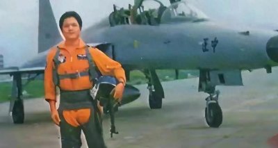 ​台湾飞行员黄植诚驾驶F一5F战斗机飞回大陆，65万元奖励后来如何