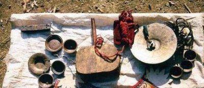 ​湘西苗寨草鬼婆也叫“蛊婆”。在我国湘西地区俗称蛊为“草鬼”