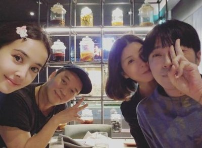 ​吴青峰晒聚会合影，蔡依林实力抢镜，两人的神仙友谊令人羡慕